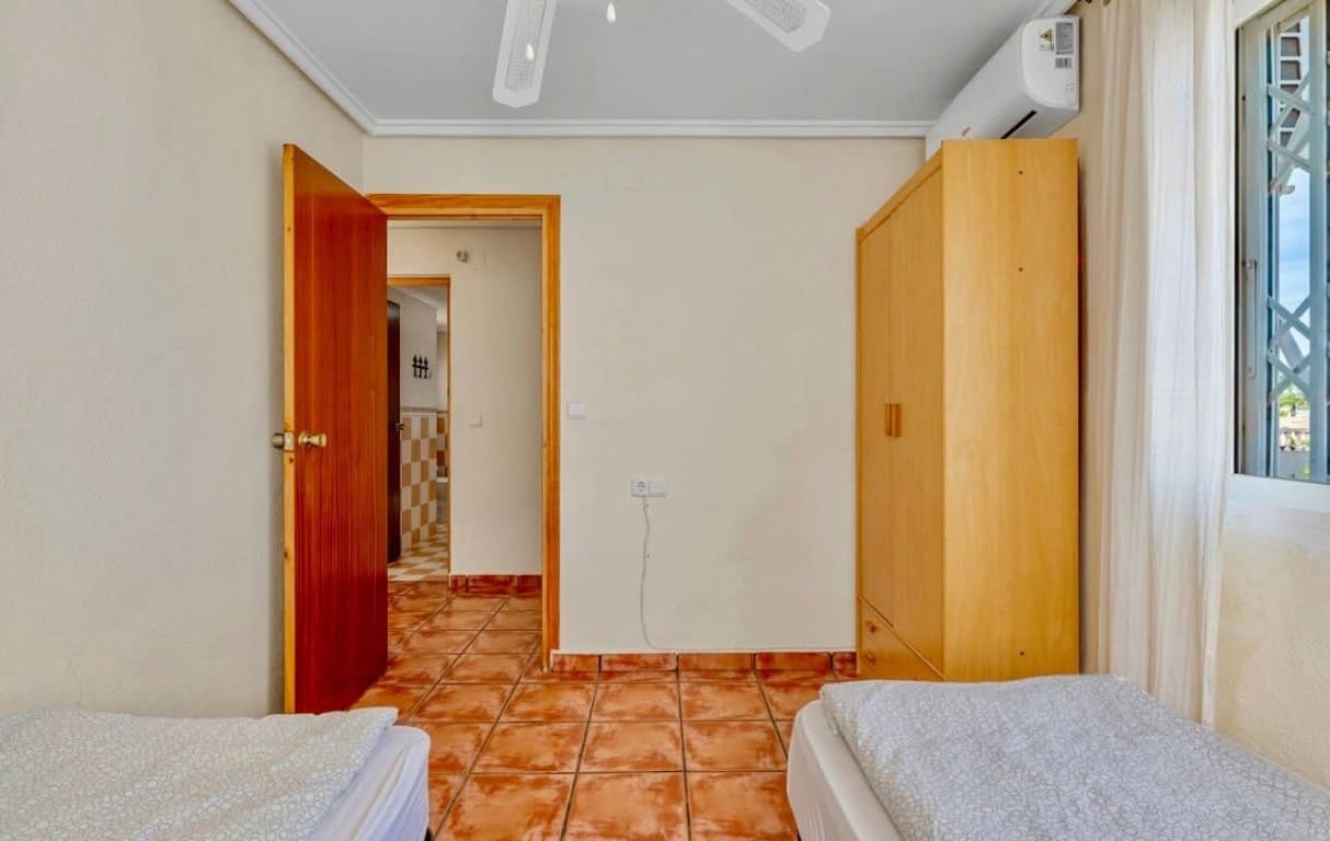 4 makuuhuone Huvila myytävänä paikassa La Florida mukana uima-altaan - 359 000 € (Ref: 10160000)