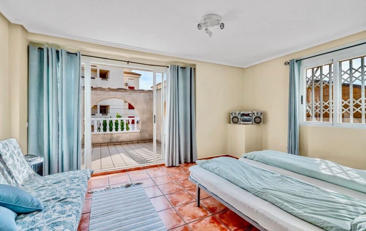 4 makuuhuone Huvila myytävänä paikassa La Florida mukana uima-altaan - 359 000 € (Ref: 10160000)