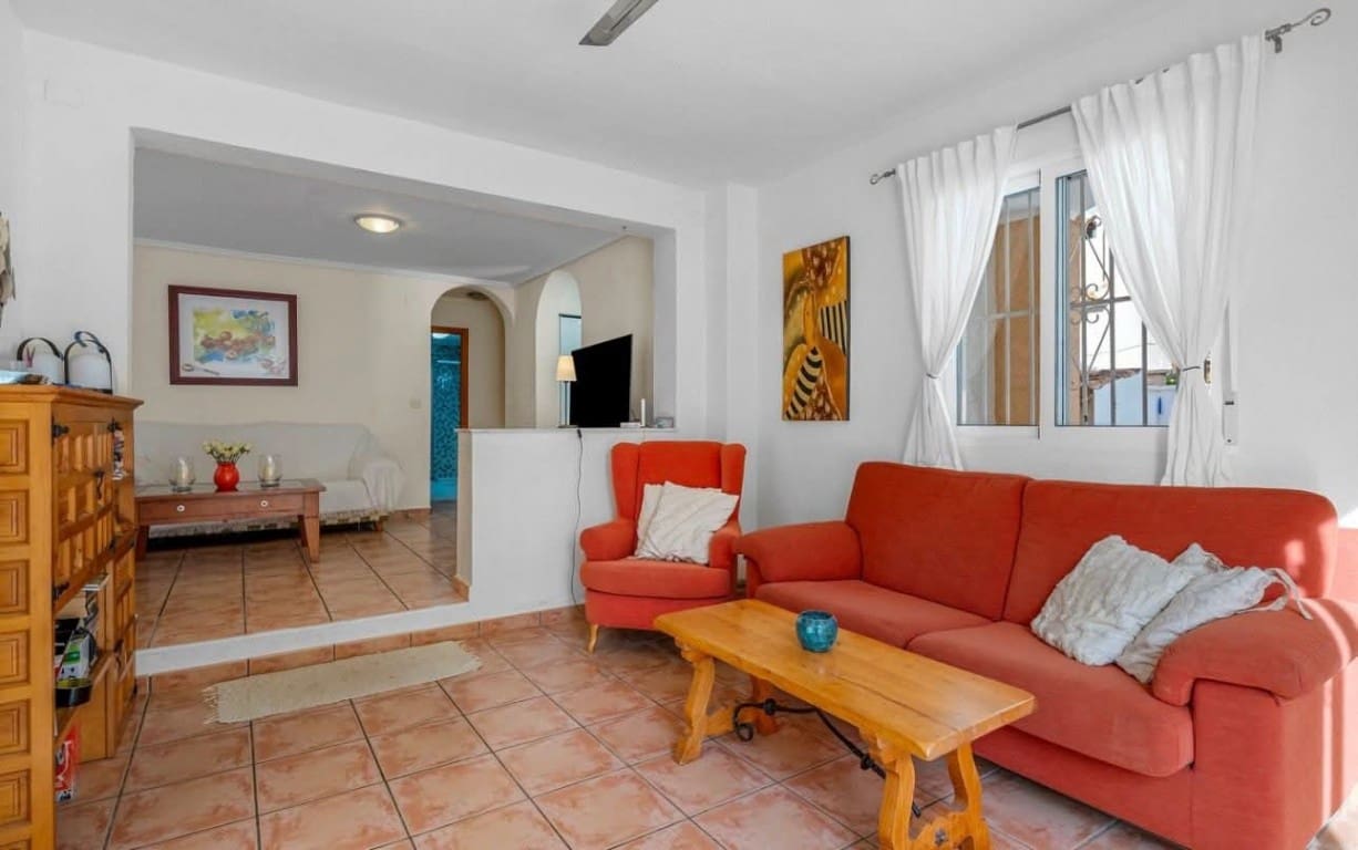 4 makuuhuone Huvila myytävänä paikassa La Florida mukana uima-altaan - 359 000 € (Ref: 10160000)