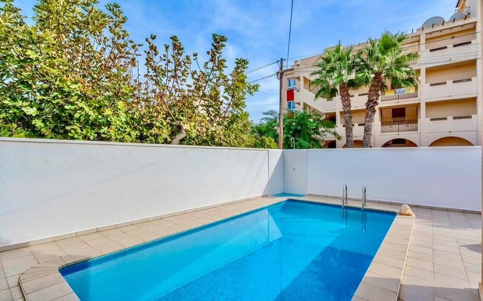 4 makuuhuone Huvila myytävänä paikassa La Florida mukana uima-altaan - 359 000 € (Ref: 10160000)