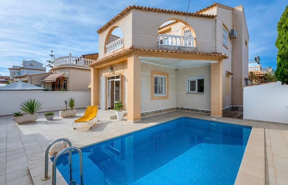 4 makuuhuone Huvila myytävänä paikassa La Florida mukana uima-altaan - 359 000 € (Ref: 10160000)