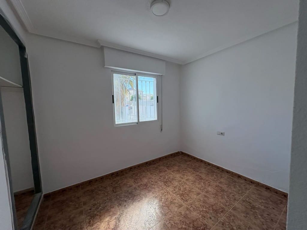 3 soverom Kjedet enebolig til salgs i Los Altos med svømmebasseng garasje - € 195 000 (Ref: 10160123)