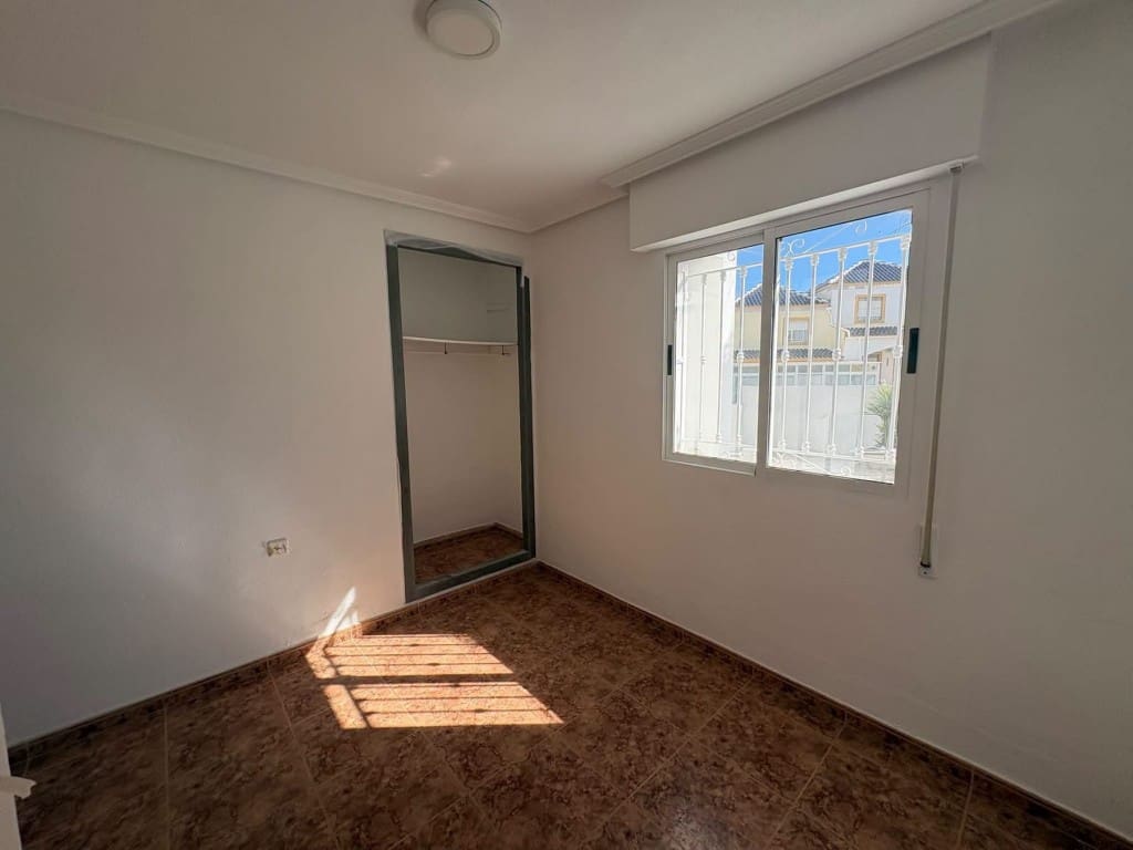 3 soverom Kjedet enebolig til salgs i Los Altos med svømmebasseng garasje - € 195 000 (Ref: 10160123)