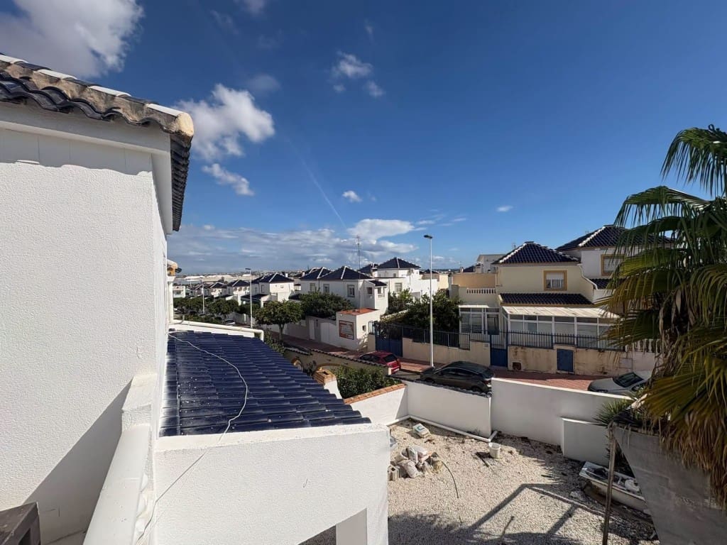 3 soverom Kjedet enebolig til salgs i Los Altos med svømmebasseng garasje - € 195 000 (Ref: 10160123)