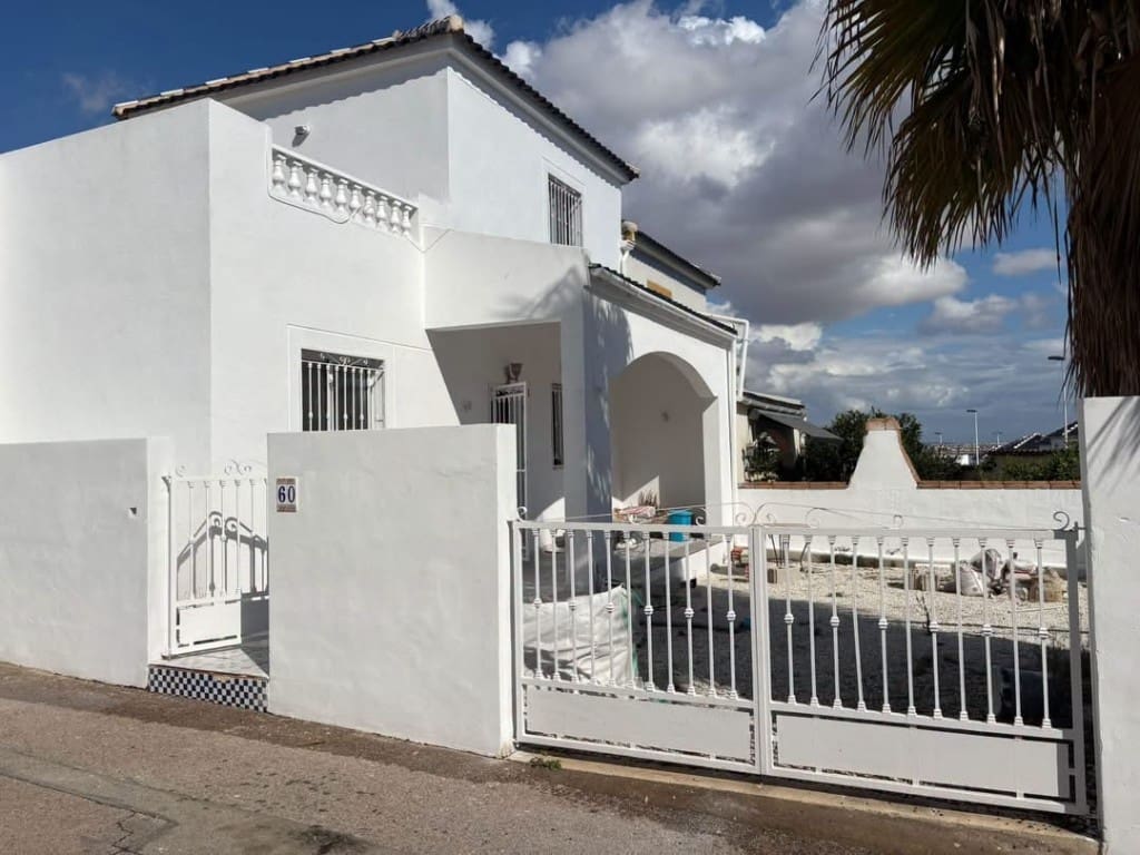 3 soverom Kjedet enebolig til salgs i Los Altos med svømmebasseng garasje - € 195 000 (Ref: 10160123)