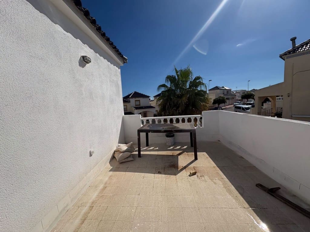 3 soverom Kjedet enebolig til salgs i Los Altos med svømmebasseng garasje - € 195 000 (Ref: 10160123)