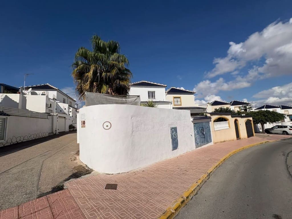 3 soverom Kjedet enebolig til salgs i Los Altos med svømmebasseng garasje - € 195 000 (Ref: 10160123)
