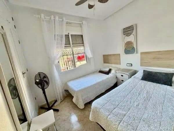 3 soverom Kjedet enebolig til salgs i Los Altos med svømmebasseng garasje - € 219 000 (Ref: 10160124)
