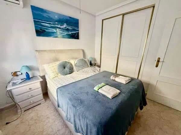 3 soverom Kjedet enebolig til salgs i Los Altos med svømmebasseng garasje - € 219 000 (Ref: 10160124)