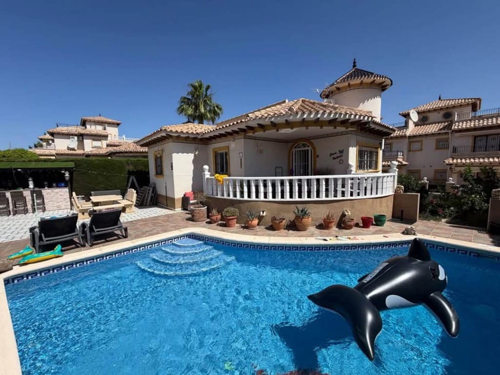 4 bedroom Villa for sale in Villamartin with pool - € 389,995 (Ref: 10160546)