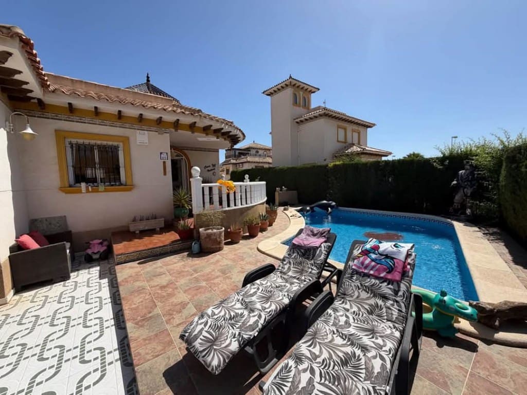 4 bedroom Villa for sale in Villamartin with pool - € 389,995 (Ref: 10160546)