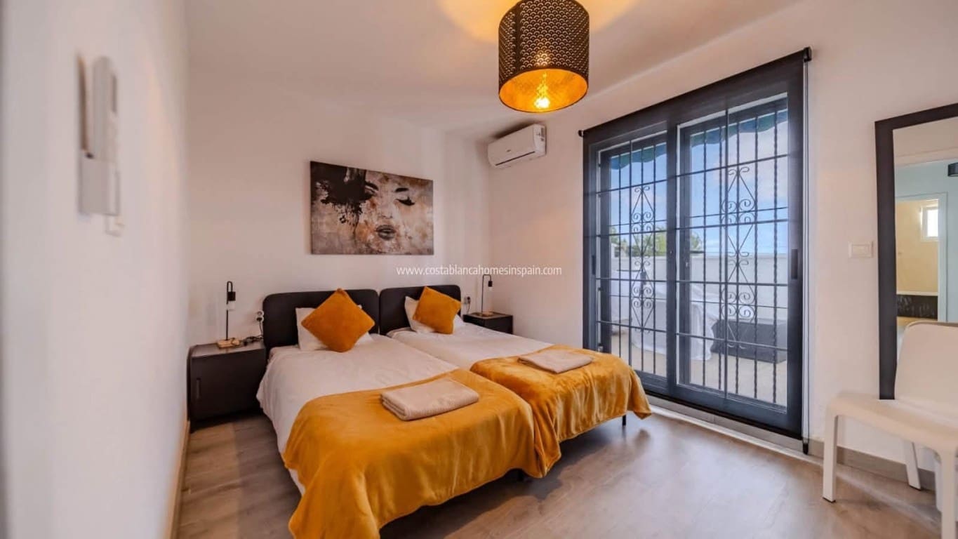 3 slaapkamer Huis te koop in Villamartin met zwembad - € 259.995 (Ref: 10163981)