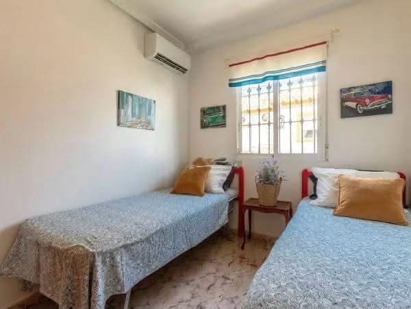 2 soverom Kjedet enebolig til salgs i Playa Flamenca, Orihuela med svømmebasseng garasje - € 225 000 (Ref: 10174185)