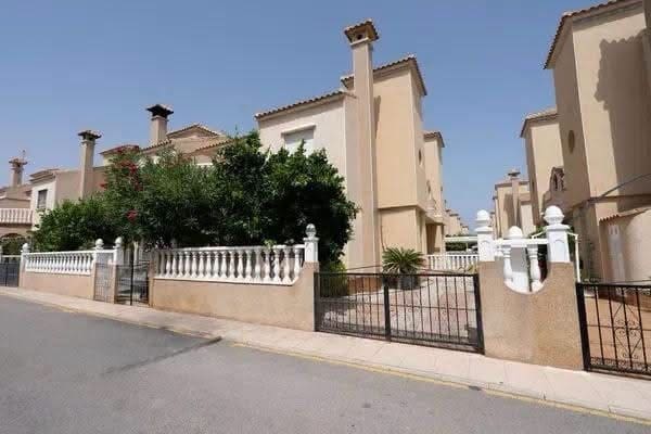 3 Zimmer Doppelhaus zu verkaufen in Playa Flamenca mit Pool Garage - 245.000 € (Ref: 10174237)