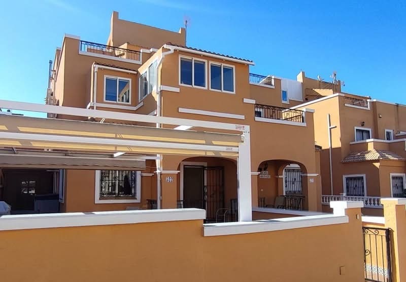 3 soverom Kjedet enebolig til salgs i Playa Flamenca med svømmebasseng - € 239 950 (Ref: 10174240)
