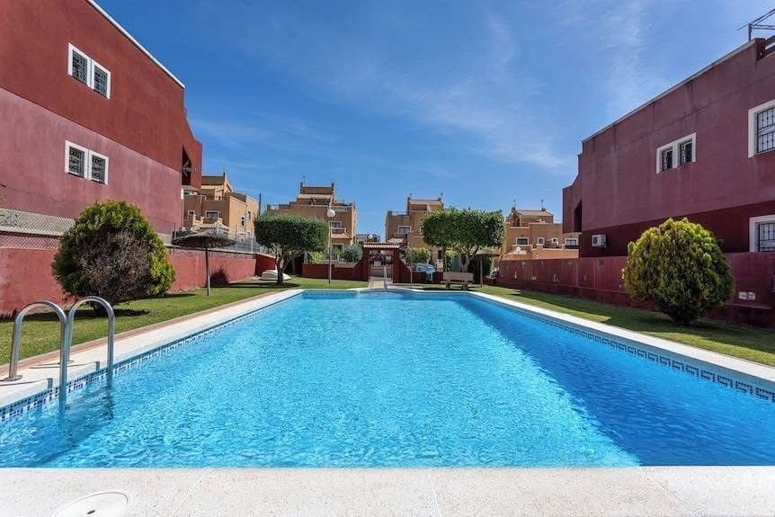 3 soverom Kjedet enebolig til salgs i Playa Flamenca med svømmebasseng - € 239 950 (Ref: 10174240)