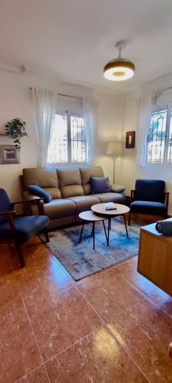 3 soverom Kjedet enebolig til salgs i Playa Flamenca med svømmebasseng - € 239 950 (Ref: 10174240)