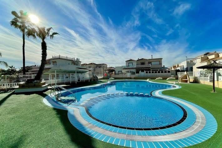 3 chambre Villa/Maison Mitoyenne à vendre à Playa Flamenca avec piscine - 199 999 € (Ref: 10180986)