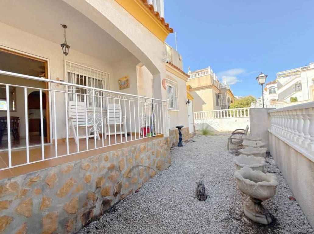 3 soverom Kjedet enebolig til salgs i Los Dolses med svømmebasseng garasje - € 239 950 (Ref: 10185316)