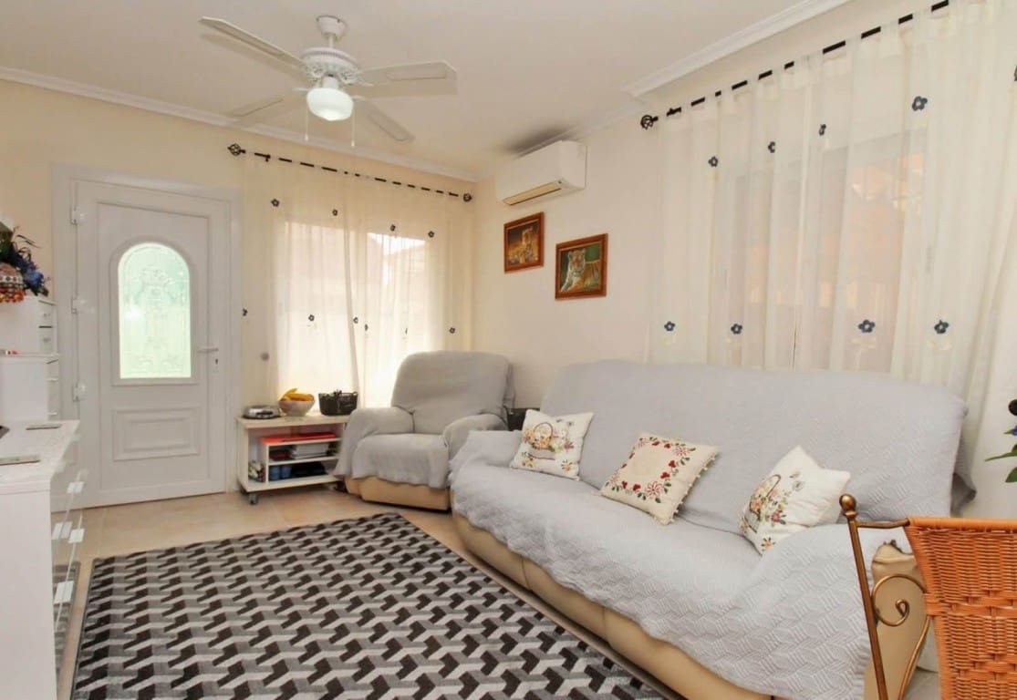 3 slaapkamer Halfvrijstaande villa te koop in Playa Flamenca met zwembad garage - € 225.000 (Ref: 10185478)