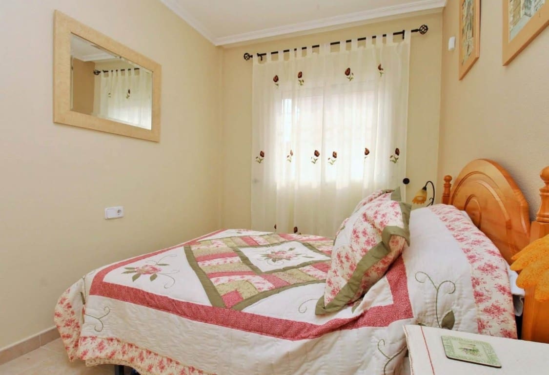 3 slaapkamer Halfvrijstaande villa te koop in Playa Flamenca met zwembad garage - € 225.000 (Ref: 10185478)