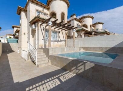 5 bedroom Villa for sale in Villamartin with pool - € 299,000 (Ref: 9367905)