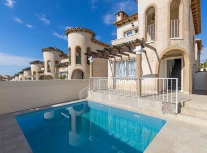5 bedroom Villa for sale in Villamartin with pool - € 299,000 (Ref: 9367905)