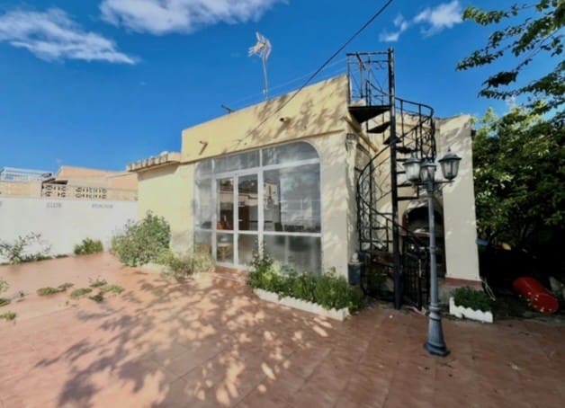 Chalet de 3 habitaciones en Playa Flamenca en venta - 220.000 € (Ref: 9367912)