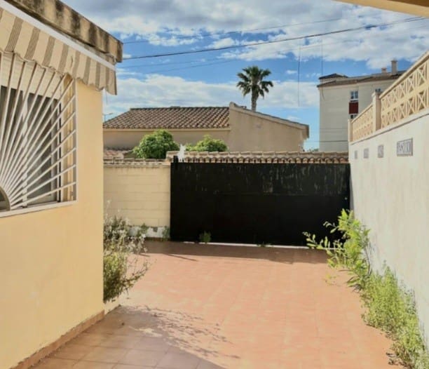 Chalet de 3 habitaciones en Playa Flamenca en venta - 220.000 € (Ref: 9367912)