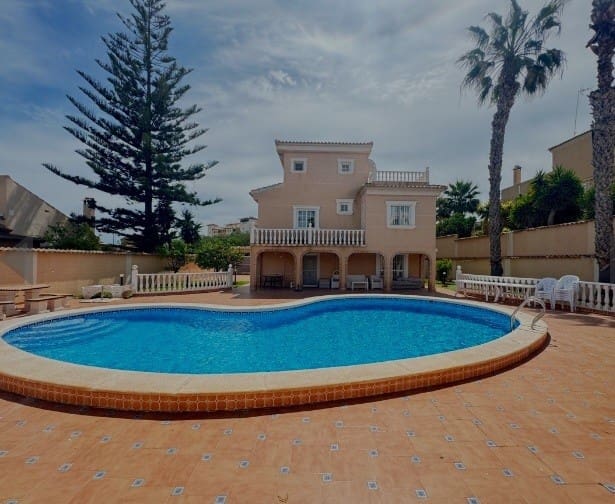 5 slaapkamer Villa te koop in La Zenia met zwembad - € 625.000 (Ref: 9367931)