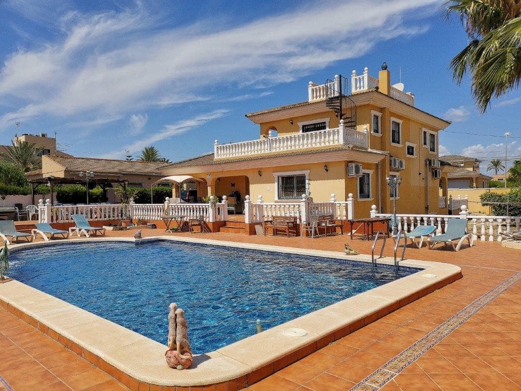 6 bedroom Villa for sale in Los Balcones with pool - € 599,999 (Ref: 9367932)