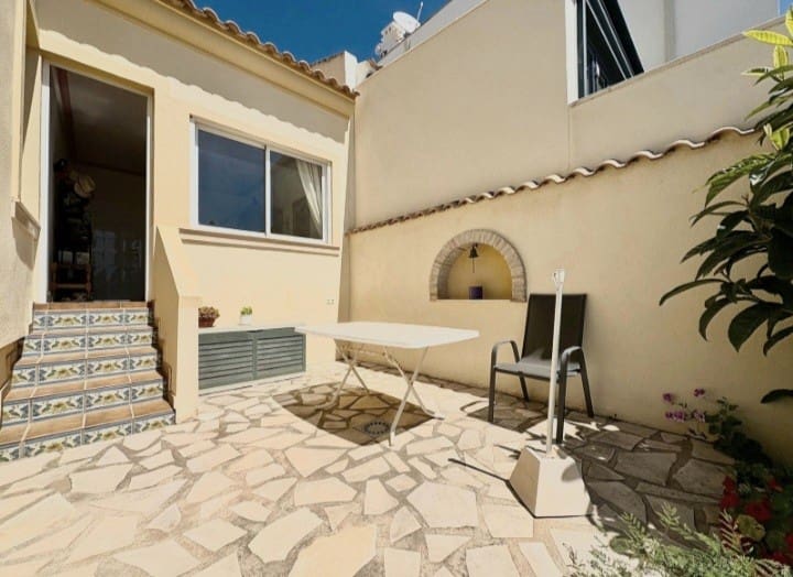 2 bedroom Villa for sale in Villamartin with pool garage - € 459,000 (Ref: 9367936)