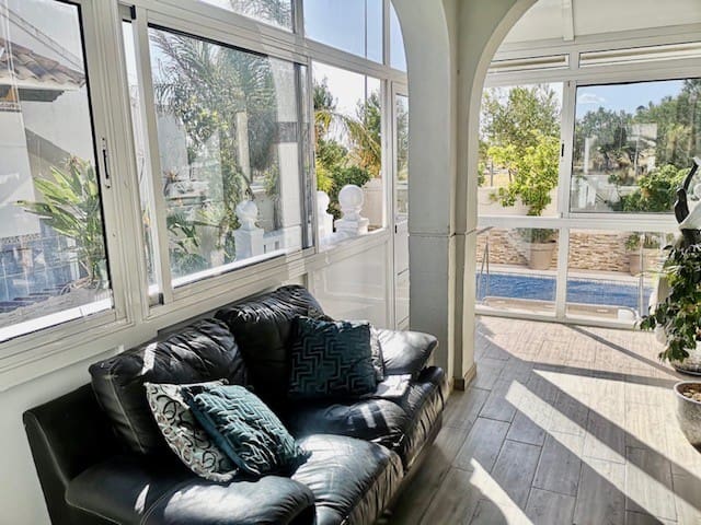 Chalet de 4 habitaciones en Playa Flamenca en venta con piscina - 399.000 € (Ref: 9367938)