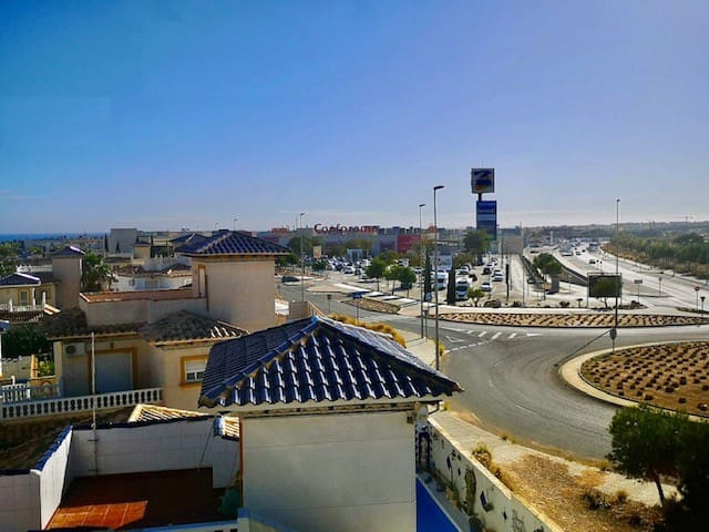 Chalet de 4 habitaciones en Playa Flamenca en venta con piscina - 399.000 € (Ref: 9367938)