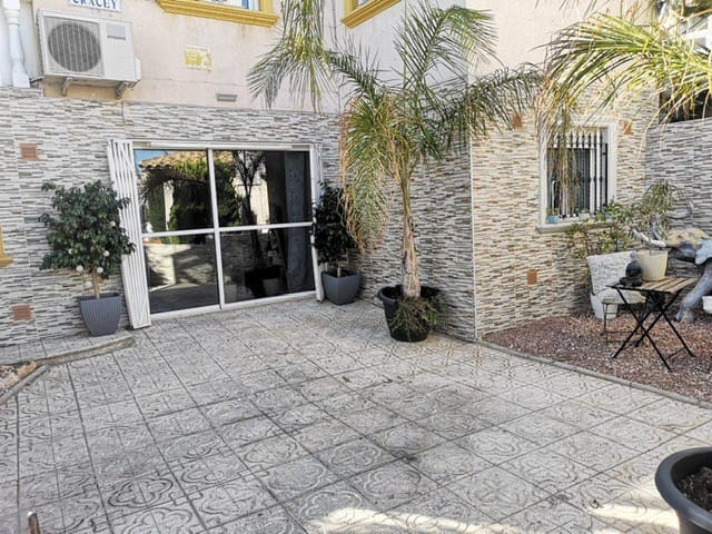 Chalet de 4 habitaciones en Playa Flamenca, Orihuela en venta con piscina - 399.000 € (Ref: 9367938)