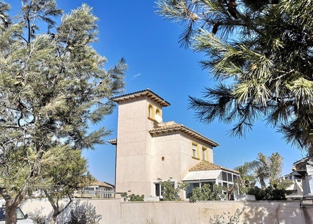 Chalet de 4 habitaciones en Playa Flamenca en venta con piscina - 399.000 € (Ref: 9367938)