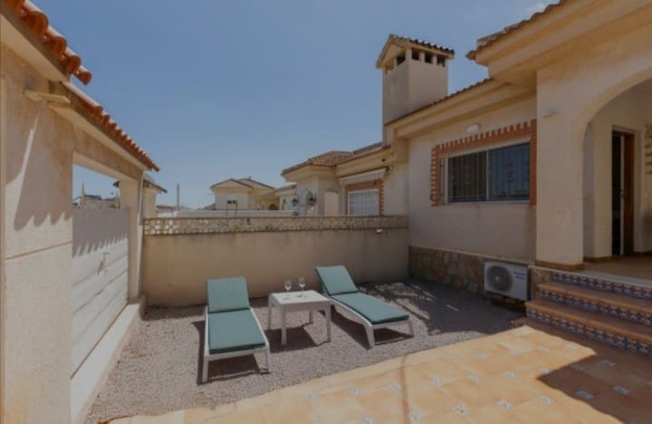 2 bedroom Villa for sale in Villamartin with pool - € 249,900 (Ref: 9367949)