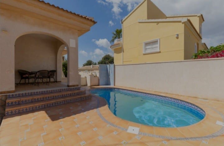 2 bedroom Villa for sale in Villamartin with pool - € 249,900 (Ref: 9367949)