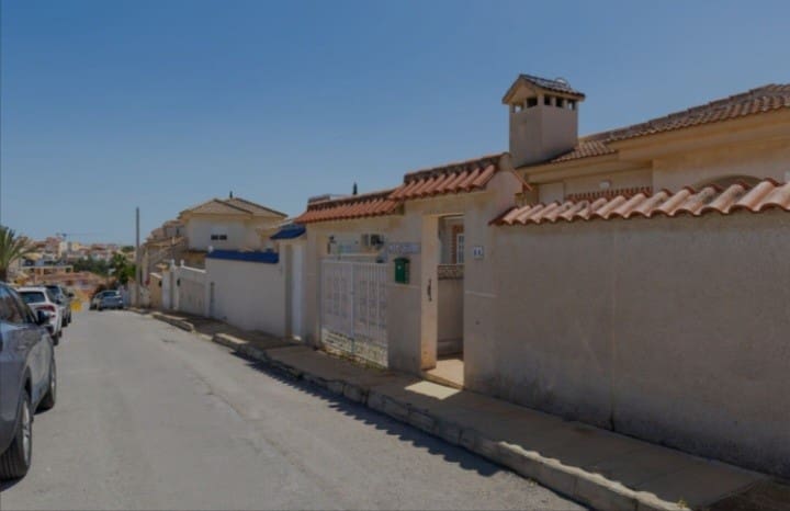 2 bedroom Villa for sale in Villamartin with pool - € 249,900 (Ref: 9367949)