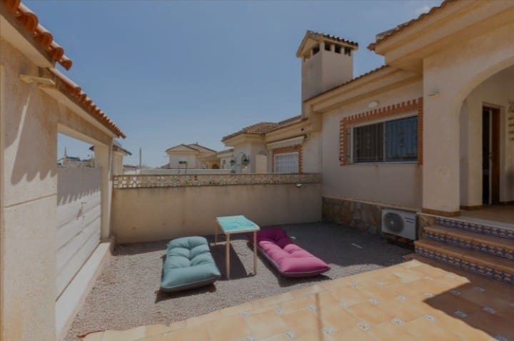 2 bedroom Villa for sale in Villamartin with pool - € 249,900 (Ref: 9367949)