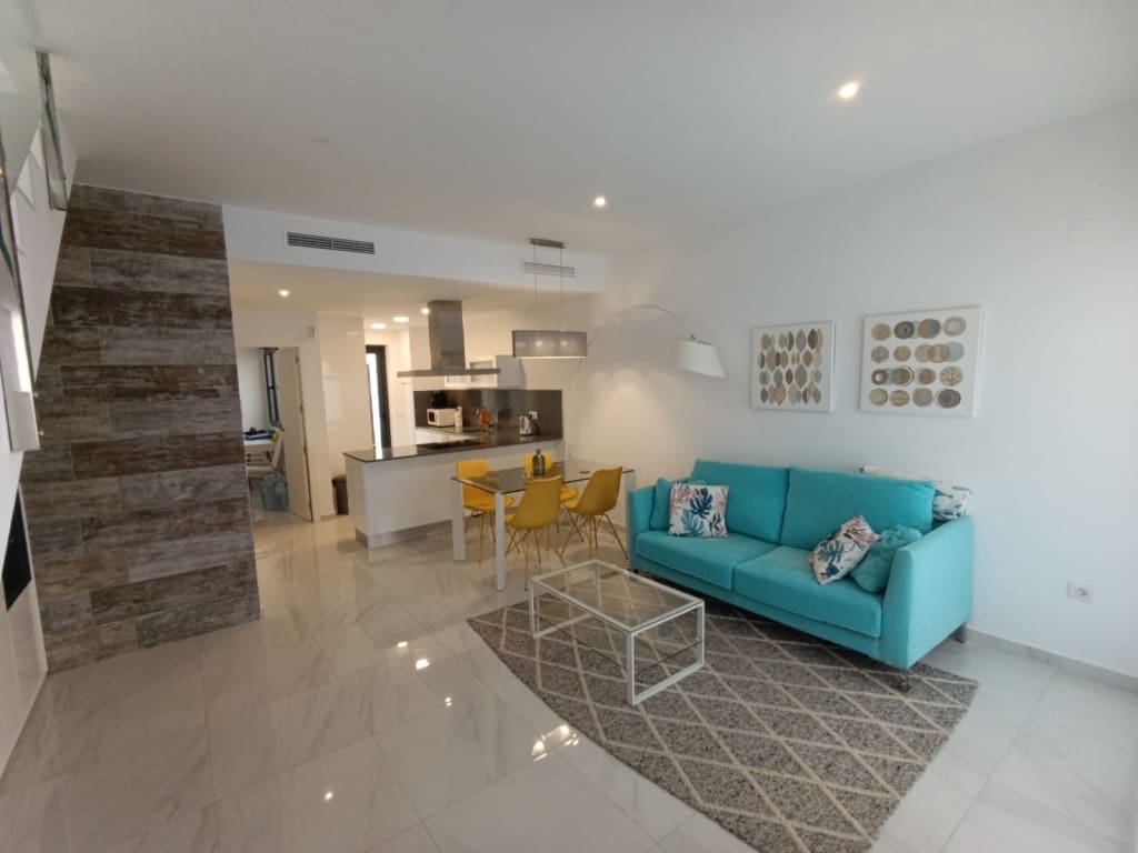 3 bedroom Villa for sale in Villamartin with pool - € 279,000 (Ref: 9380097)