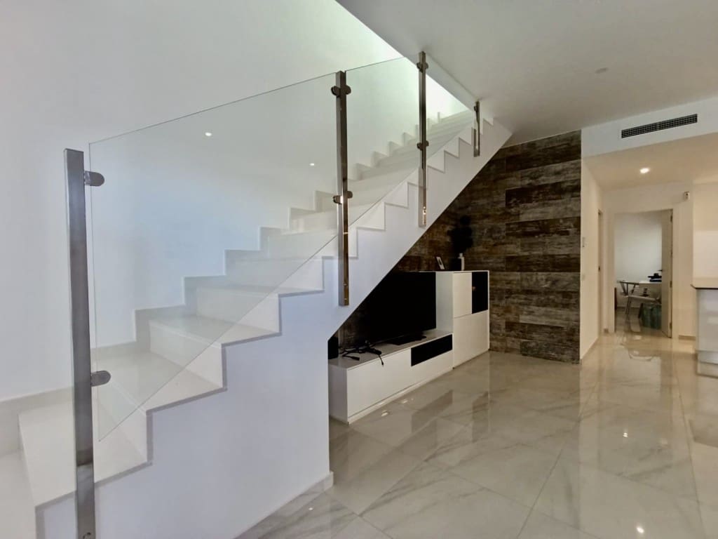 3 bedroom Villa for sale in Villamartin with pool - € 279,000 (Ref: 9380097)