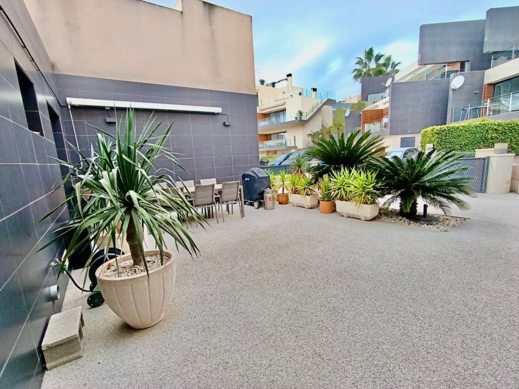 3 bedroom Villa for sale in Villamartin with pool - € 330,000 (Ref: 9483767)