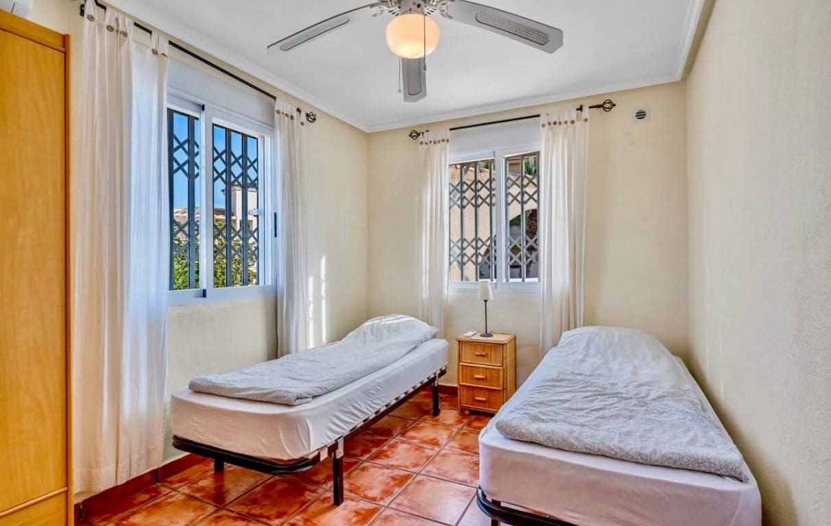 4 bedroom Villa for sale in La Florida with pool - € 359,000 (Ref: 9731251)