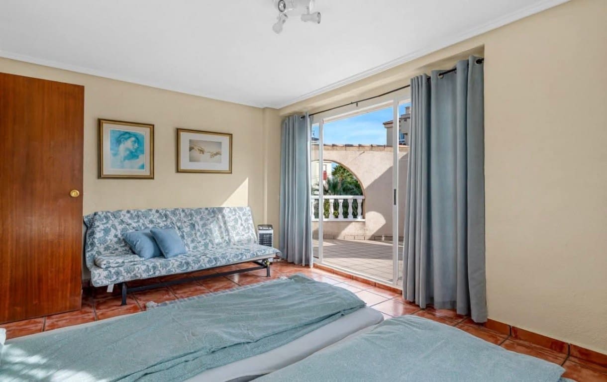 4 bedroom Villa for sale in La Florida with pool - € 359,000 (Ref: 9731251)