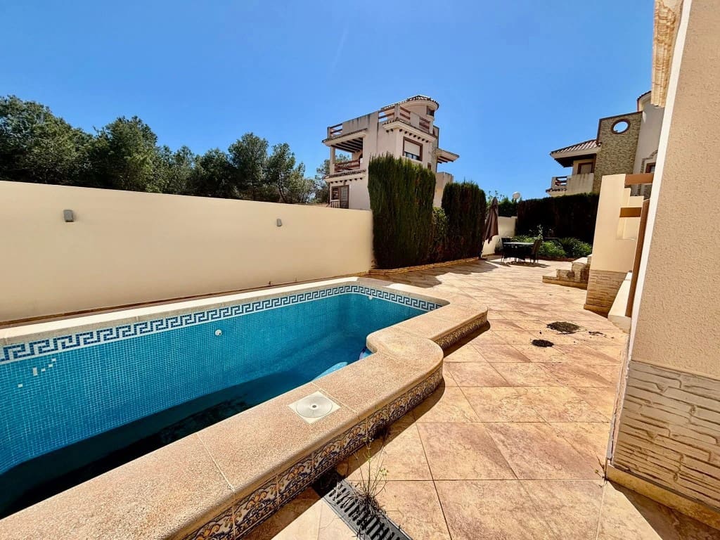 Chalet de 6 habitaciones en Villamartin en venta con piscina - 365.000 € (Ref: 9731260)