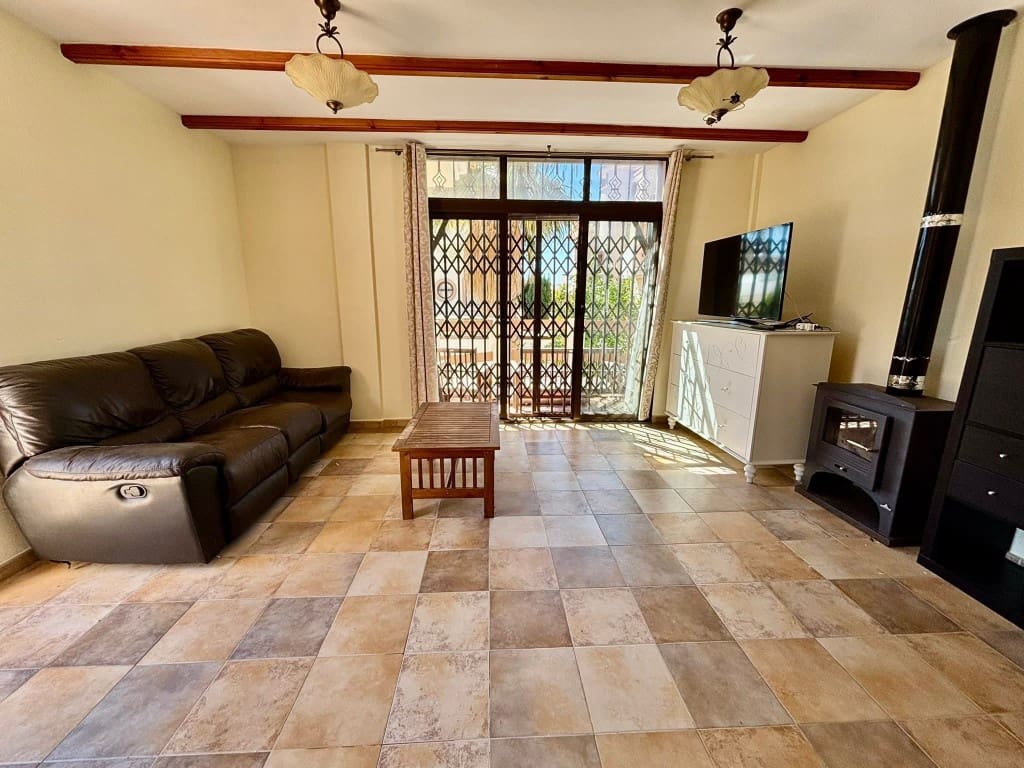 Chalet de 6 habitaciones en Villamartin en venta con piscina - 365.000 € (Ref: 9731260)