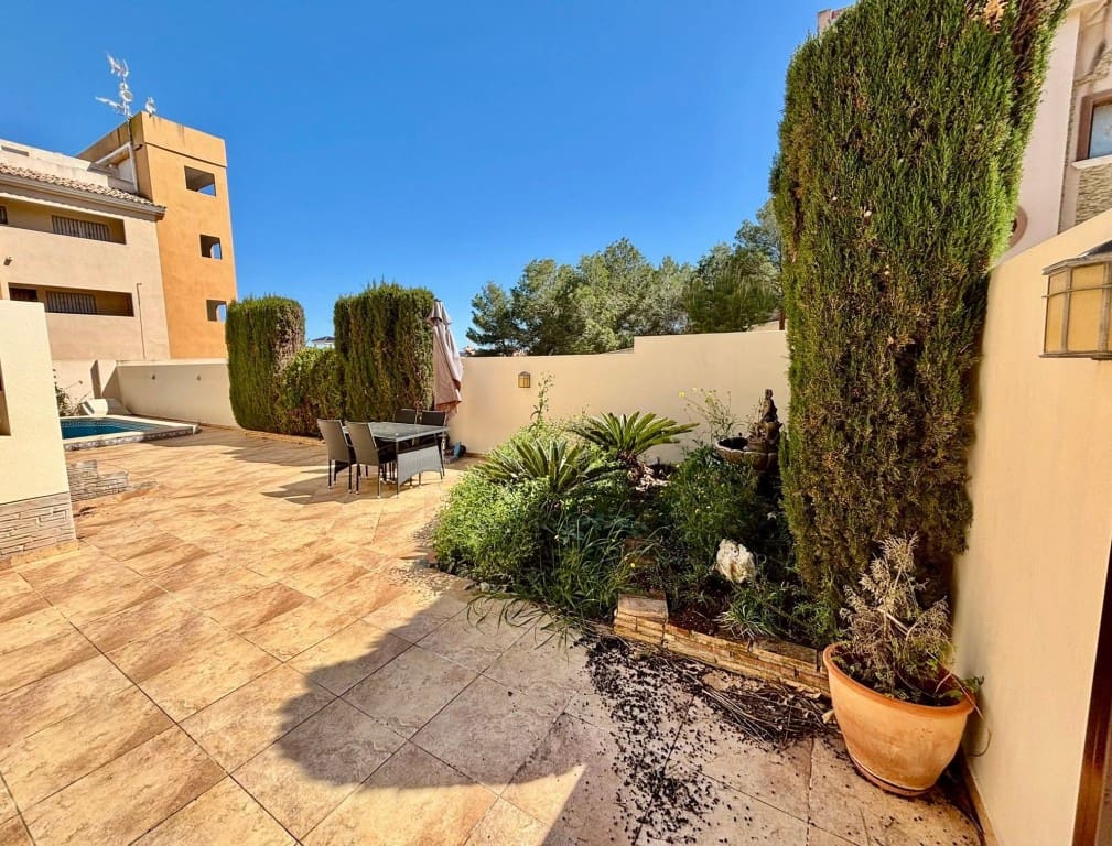 Chalet de 6 habitaciones en Villamartin en venta con piscina - 365.000 € (Ref: 9731260)