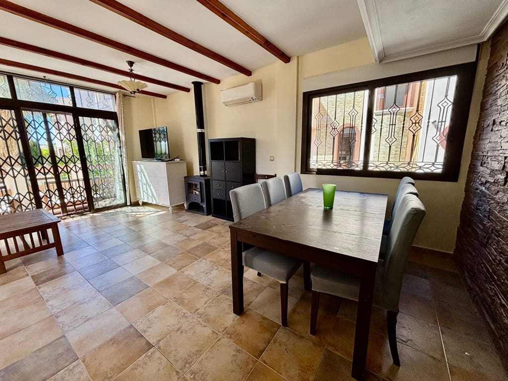 Chalet de 6 habitaciones en Villamartin en venta con piscina - 365.000 € (Ref: 9731260)