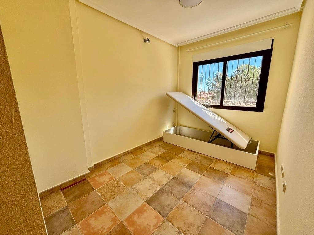 Chalet de 6 habitaciones en Villamartin en venta con piscina - 365.000 € (Ref: 9731260)